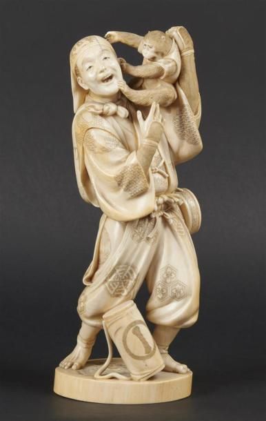 null JAPON - Epoque MEIJI (1868 - 1912)
Okimono en ivoire, sarumawashi debout attrapant...