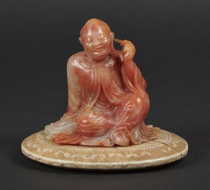 null CHINE - 
Statuette de luohan en stéatite sculptée, assis les genoux gauche replié...