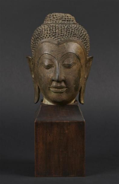 null THAILANDE - XIXe siècle
Tête de bouddha en bronze à patine brune à trace de...