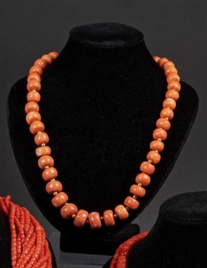 null CHINE - 
Collier d'environ cinquante perles de corail rouge alternée par des...