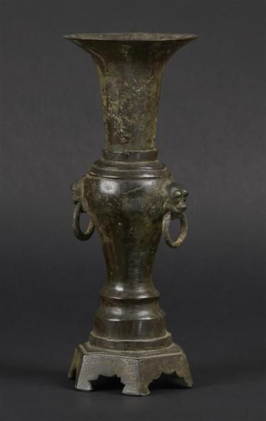 null CHINE - XIXe siècle
Vase cornet en bronze à patine brune les anses en forme...