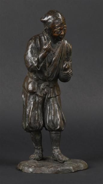null CHINE - XIXe siècle
Statuette en bronze à patine brune de paysan debout, tenant...