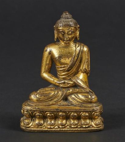 null CHINE - XVIIe siècle
Statuette de bouddha en bronze doré assis en padmasana...