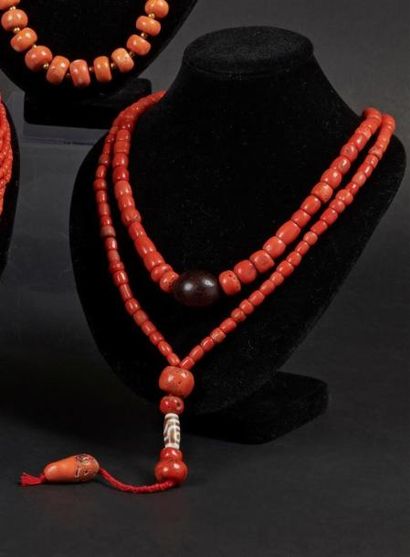 null TIBET - XIXe siècle
Collier de perles de corail rouge et perles d'agate dzi....