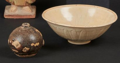 null CHINE - Epoque MING (1368 - 1644)
Ensemble en grès comprenant un petit vase...