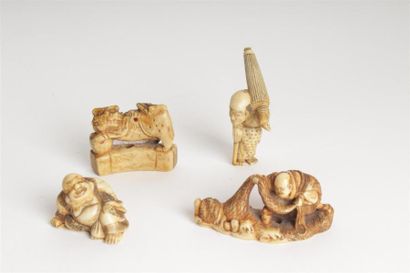 null JAPON - Epoque MEIJI (1868 - 1912)
Quatre petits okimono en ivoire, personnages...