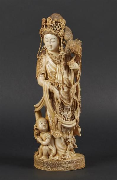 null JAPON - Epoque MEIJI (1868 - 1912)
Okimono en ivoire, Kannon debout portant...