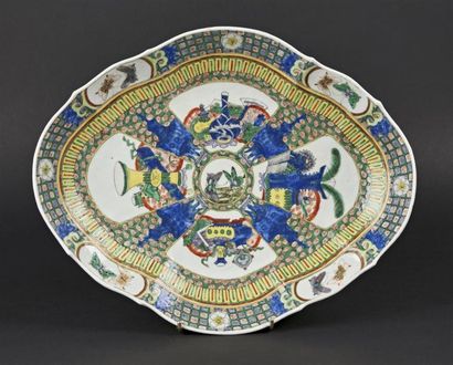 null CHINE, Canton - Fin XIXe siècle
Présentoir sur pied de forme polylobée en porcelaine...