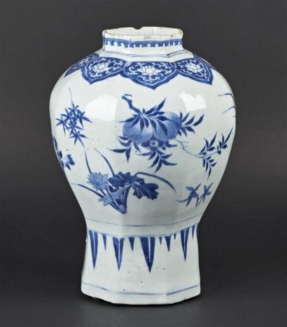 null CHINE - Période Transition, XVIIe siècle
Vase de forme "meiping" légèrement...
