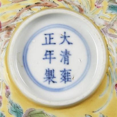 null CHINE - Epoque de la République - MINGUO (1912 - 1949)
Bol en porcelaine émaillée...
