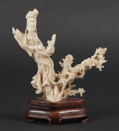 null CHINE - Début XXe siècle
Groupe en corail blanc sculpté figurant une jeune femme...
