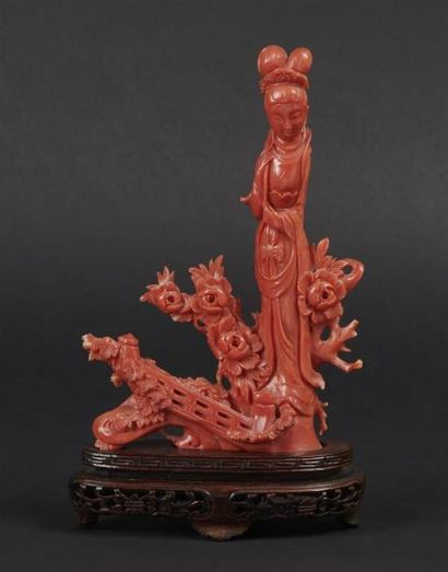 null CHINE - Début XXème siècle
Groupe en corail rouge sculpté à décor d'une jeune...