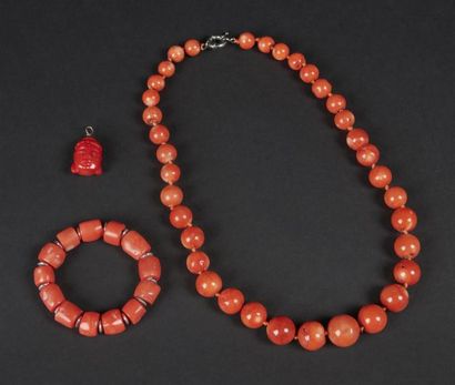 null CHINE - Début XXe siècle
Ensemble en corail rouge comprenant un collier de perles...