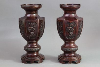 null JAPON - Epoque MEIJI (1868 - 1912) 
Paire de vases à panse hexagonale en bronze,...