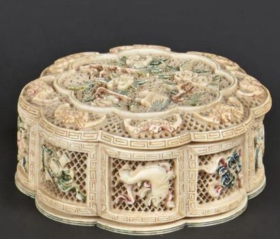 null CHINE - XVIIIe siècle
Petite boite polylobée en ivoire polychrome à décor ajouré...