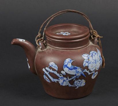 null CHINE - XXe siècle
Théière en grès de yixing à décor émaillé bleu de fleur dans...