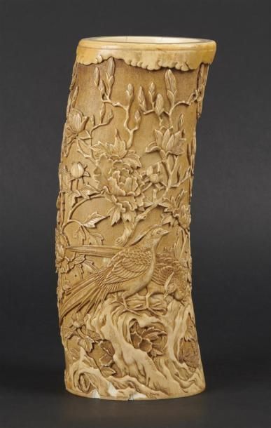 null JAPON - Epoque MEIJI (1868 - 1912)
Groupe en ivoire sculpté formant tronc à...