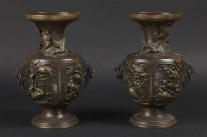 null JAPON - XXe siècle
Paire de vases en bronze à patine brune à décor de grues...