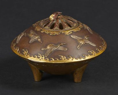 null JAPON - Fin XIXe siècle
Petit brûle-parfum couvert tripode arrondi en bronze...