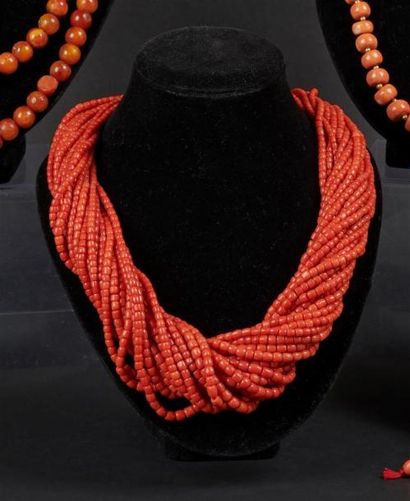 null TIBET - XIXe siècle
Collier de perles de corail rouge à plusieurs rangées chantournées....