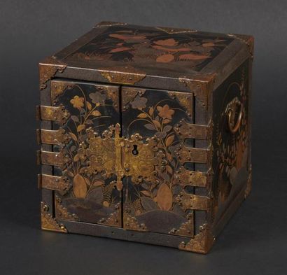 null JAPON - Epoque MEIJI (1868 - 1912)
Coffret en bois laqué noir et or à décor...
