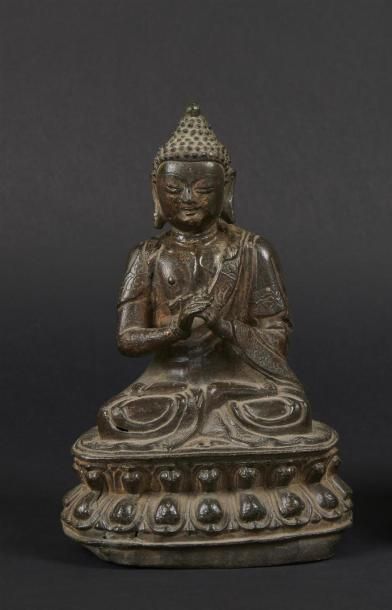 null CHINE - Epoque MING (1368 - 1644)
Une statuette de bouddha en bronze à patine...