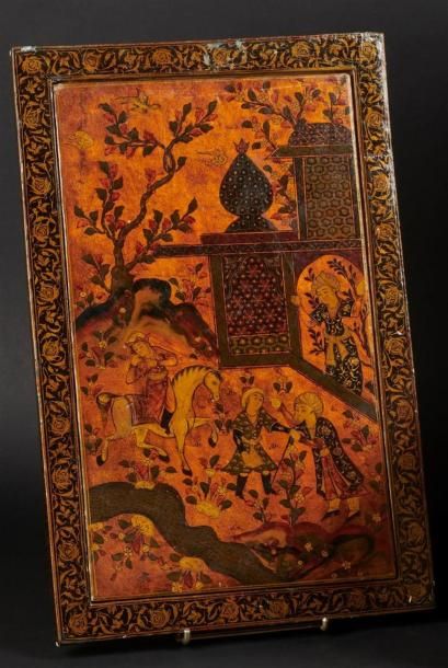 null BOITIER DE MIROIR, Iran qâjâr, début XXe siècle
Rectangulaire en papier mâché...