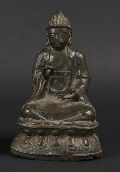 null CHINE - Epoque MING (1368 - 1644)
Statuette de bouddha en bronze à patine brune...