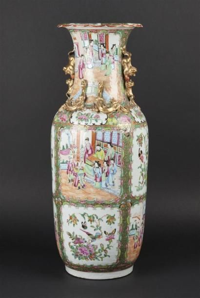 null CHINE, Canton - XIXe siècle
Grand vase balustre en porcelaine décorée en émaux...