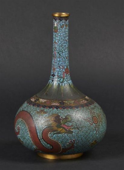 null CHINE - XXe siècle
Vase en bronze et émaux cloisonnées polychrome sur fond turquoise...
