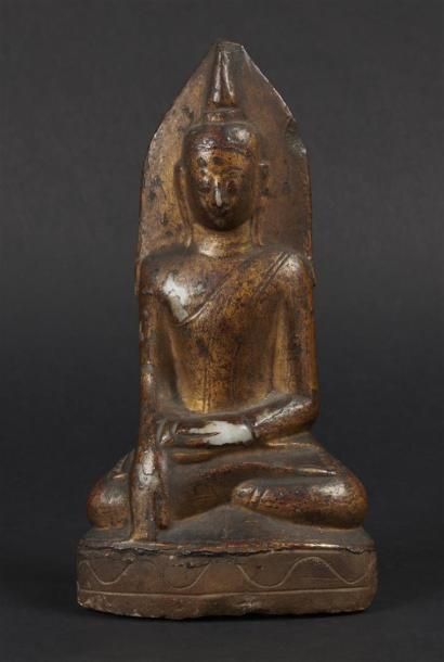 null BIRMANIE - XIXe siècle
Statuette de bouddha en albâtre laqué or, assis sur le...