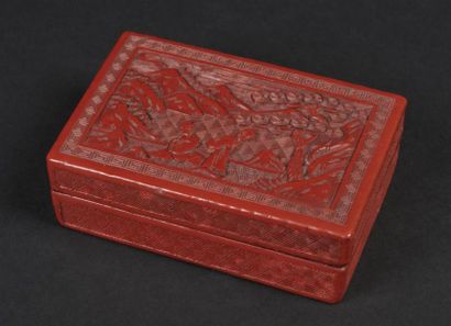 null CHINE - Vers 1900
Boite rectangulaire en laque rouge à décor dans en relief...