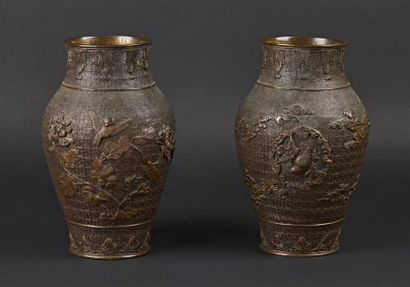 null JAPON - Epoque MEIJI (1868 - 1912)
Paire de vases balustres en bronze à patine...