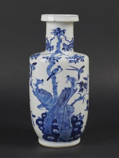 null CHINE - XIXe siècle
Vase tronconique à col long ourlé en son centre, en porcelaine...