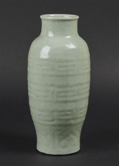 null CHINE - XVIIIe siècle
Vase en porcelaine émaillée céladon à décor incisé sous...