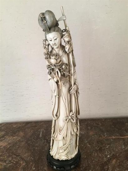 null CHINE - Début du XXe siècle. 
Okimono en ivoire sculpté figurant une guanyin...