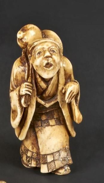 null JAPON - Epoque MEIJI (1868 - 1912)
Trois netsuke en ivoire, paysan marchant...