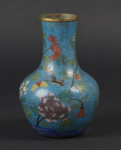 null CHINE - XIXe siècle
Petit vase en bronze et émaux cloisonnées polychromes à...