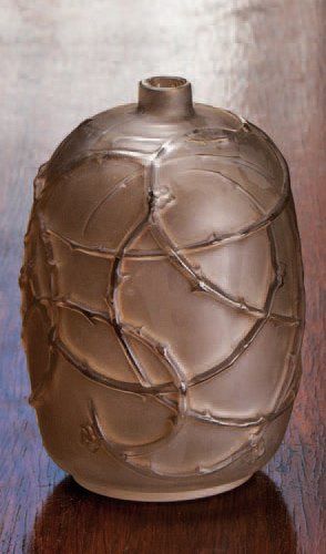 René LALIQUE (1860-1945) Vase « Eglantine » 1921. Epreuve en verre soufflé moulé...