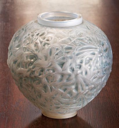 René LALIQUE (1860-1945) Vase « Gui » (1920). Epreuve en verre soufflé moulé blanc...