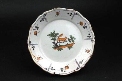 null NEVERS. Assiette à bord contourné à décor polychrome d'un écureuil sur une branche....