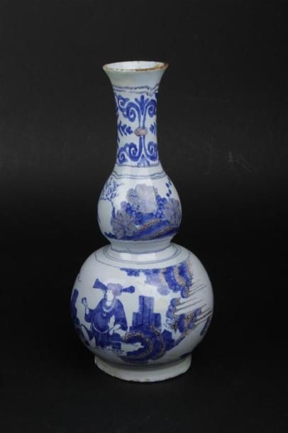 null NEVERS. Vase double gourde en faïence à décor tournant en camaïeu bleu de chinois...