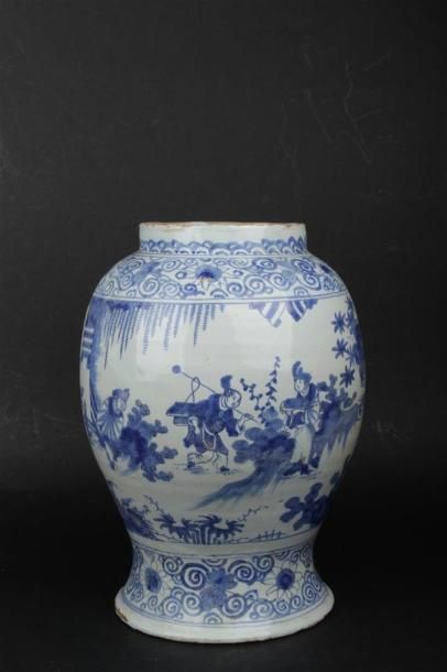 null NEVERS.Vase balustre en faïence à décor tournant en camaïeu bleu de chinois...