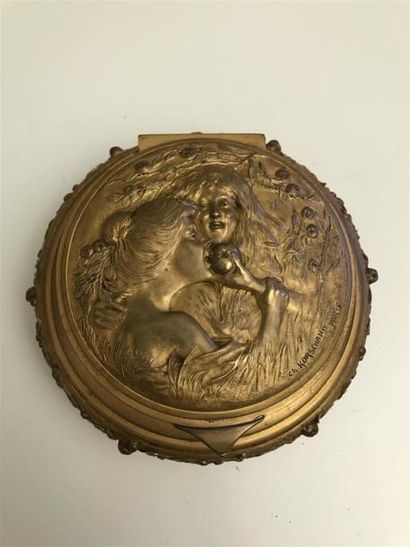 null Charles KORCHEMANN
BONBONNIERE en bronze doré, le couvercle à décor d'une jeune...