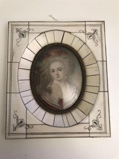 null MINIATURE OVALE : Portrait de femme dans le goût du XVIIIe siècle 
Dans un cadre...