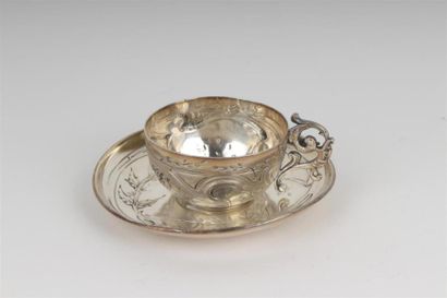 null Petite TASSE et SOUS TASSE en argent à décor repoussé de fleurs et feuillage.
Poids...