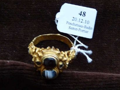 null Bague en or de style antique, sertie de pierres fines. (Dispensée de marque)....