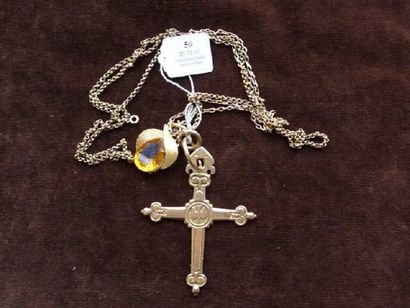 null Lot comprenant :- un collier en or jaune supportant une croix pendentif en or,...