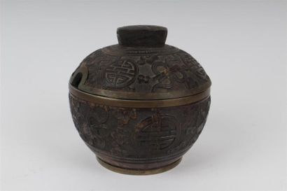 null CHINE, fin du XIXe siècle. 
Boîte ronde couverte en bois à décor de symboles...