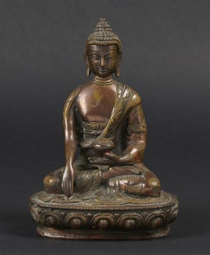 null TIBET (?) - 
Bouddha en bronze tenant une fleur. 
H 18,5 cm